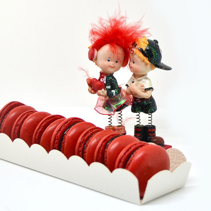 Coppietta di innamorati e macarons rossi Coppietta di innamorati e macarons rossi